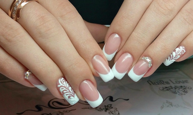 Idea per unghie belle, french manicure con disegni e decorazioni con brillantini 