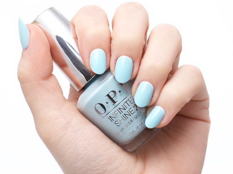 Unghie bellissime, smalto di colore azzurro del marchio OPI, forma a mandorla manicure corta 