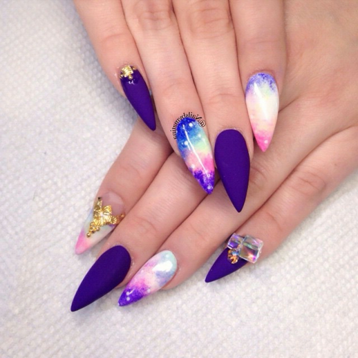 unghie-gel-smalto-effetto-matt-colore-viola-accent-nail-colorato-brillantini-incollati-idea-decorazione