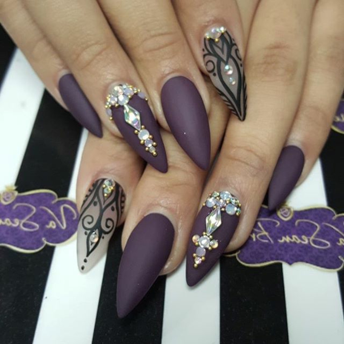 unghie-gel-a-punta-stiletto-matt-colore-viola-brillantini-accent-nail-dito-anulare