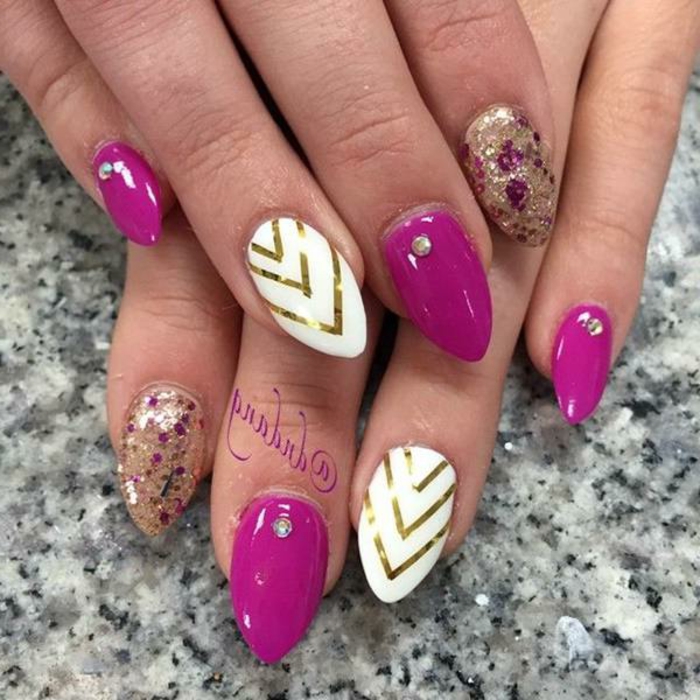 unghie-mandorla-corto-diversi-colori-viola-bianco-decorazione-triangolo-nail-accent-glitter-piccoli-brillantini