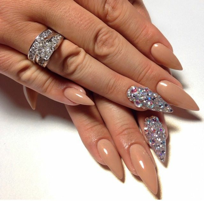 idea-unghie-eleganti-classiche-colore-beige-accent-nail-brillantini-forma-punta-anello-diamanti