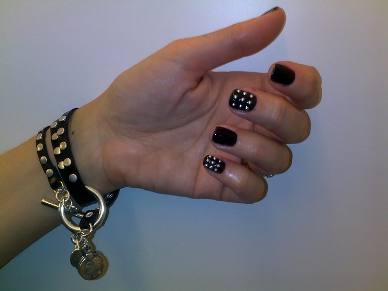 nails-gel-nail-art-black-studs