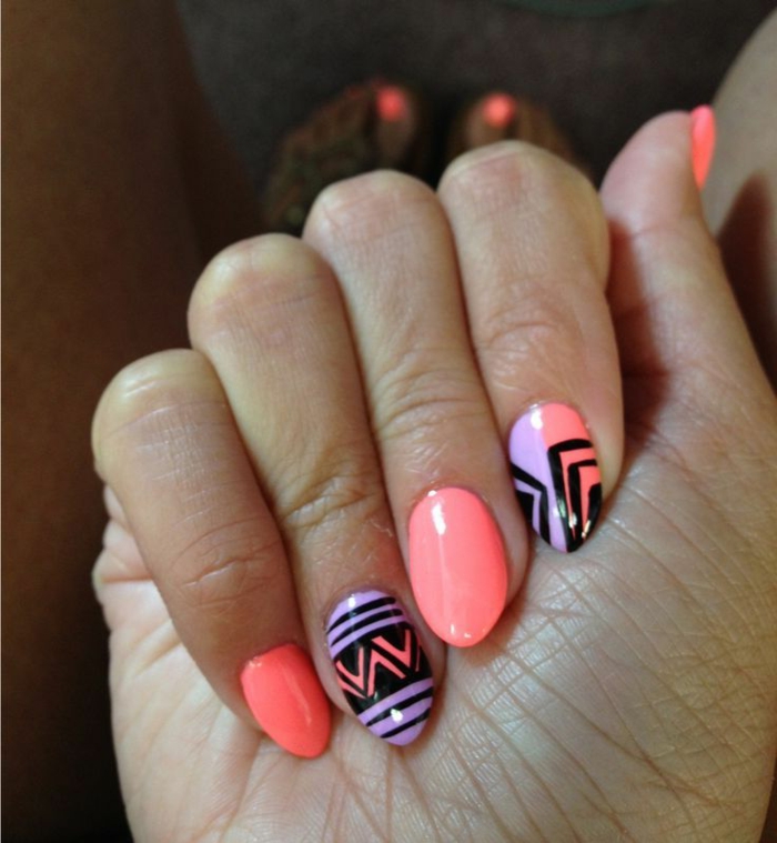 unghie-mandorla-corte-colore-rosa-accent-nail-base-viola-decori-neri-triangoli-idea-decorazione