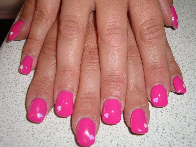 gel-manicure-fuchsia-white-hearts