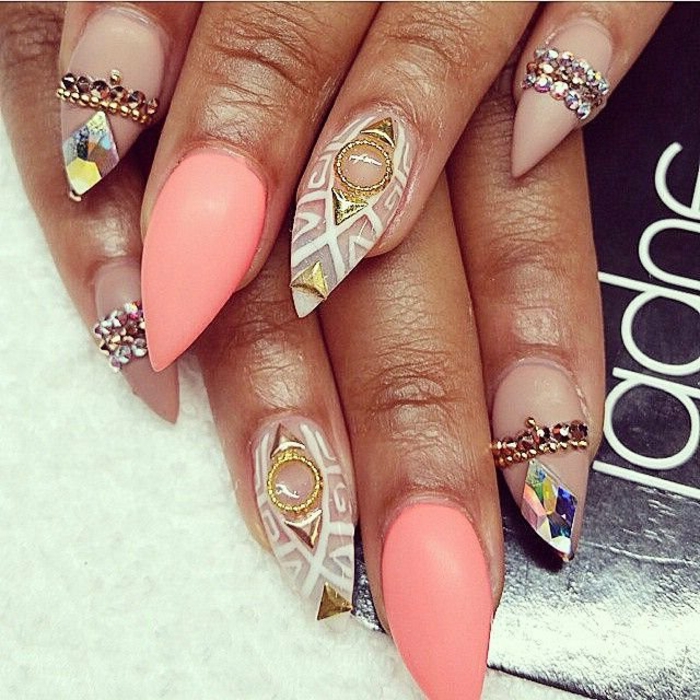 nail-art-unghie-forma-punta-stiletto-unghia-rosa-idea-brillantini-mani-manicure