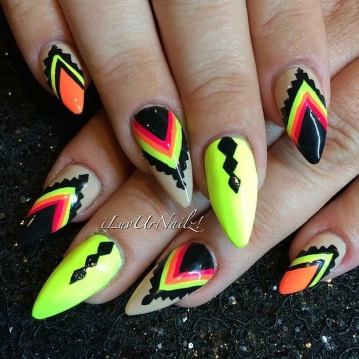 idea-decorazione-unghie-forma-punta-stiletto-base-verde-decori-neri-triangoli-manicure-perfetta