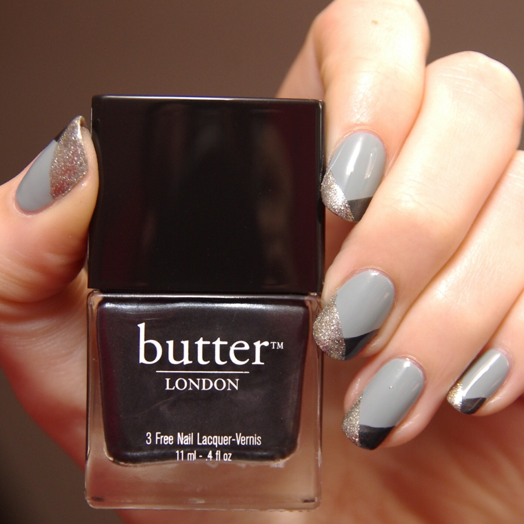 Semipermanente unghie corte e arrotondate con una base di colore grigio, bottiglietta di smalto Butter London