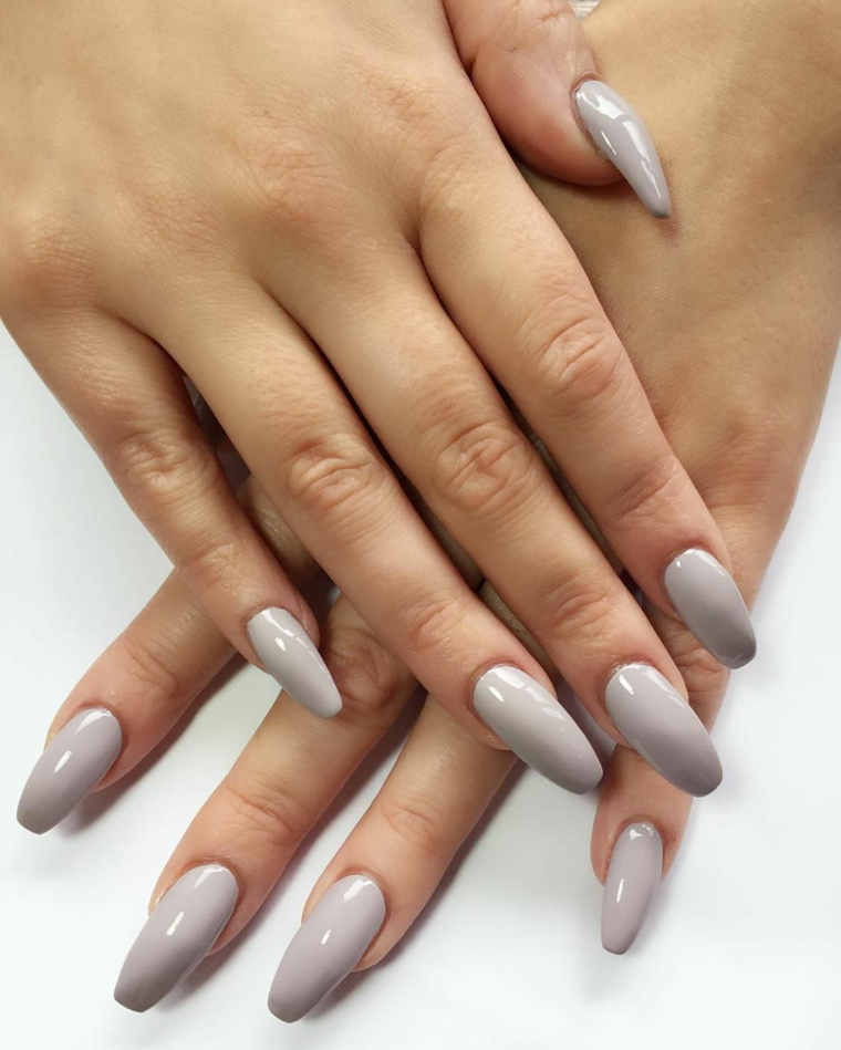 Unghie autunno inverno 2018 con uno smalto di colore grigio chiaro per una manicure perfetta