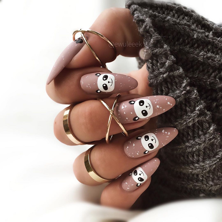 unghie a mandorla disegno panda anelli in oro sulle dita nail art autunno 2020