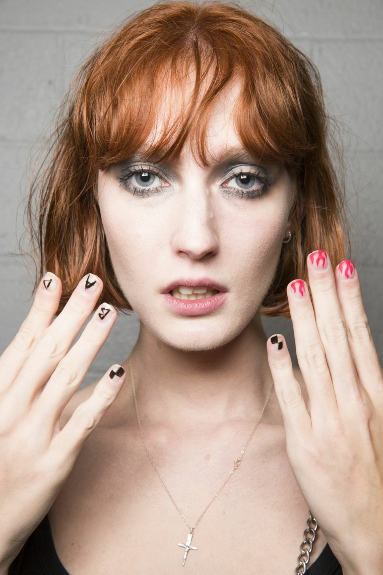 Unghie bellissime, capelli colore rosso, manicure con scritte