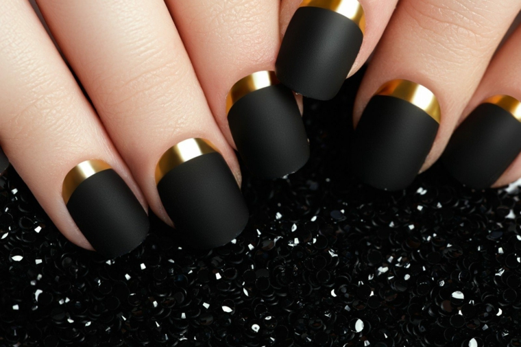 Unghie nail art, forma a mandorla corte con smalto nero e striscia in oro 