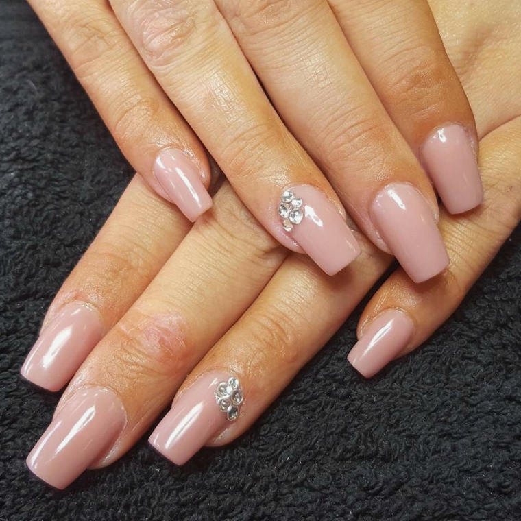 nail art semplice ed elegante, unghie rosa antico lunghe e squadrate con dei brillantini a lato dell'anulare