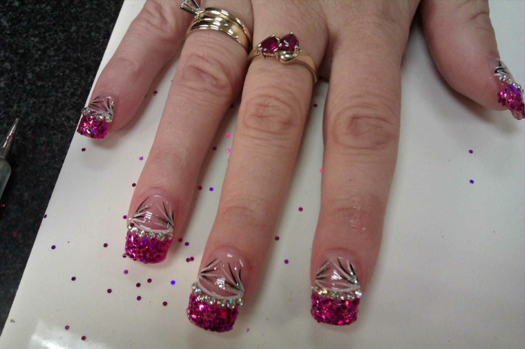 un'idea per gel unghie french scintillanti con smalto fucsia, glitter e decorazioni