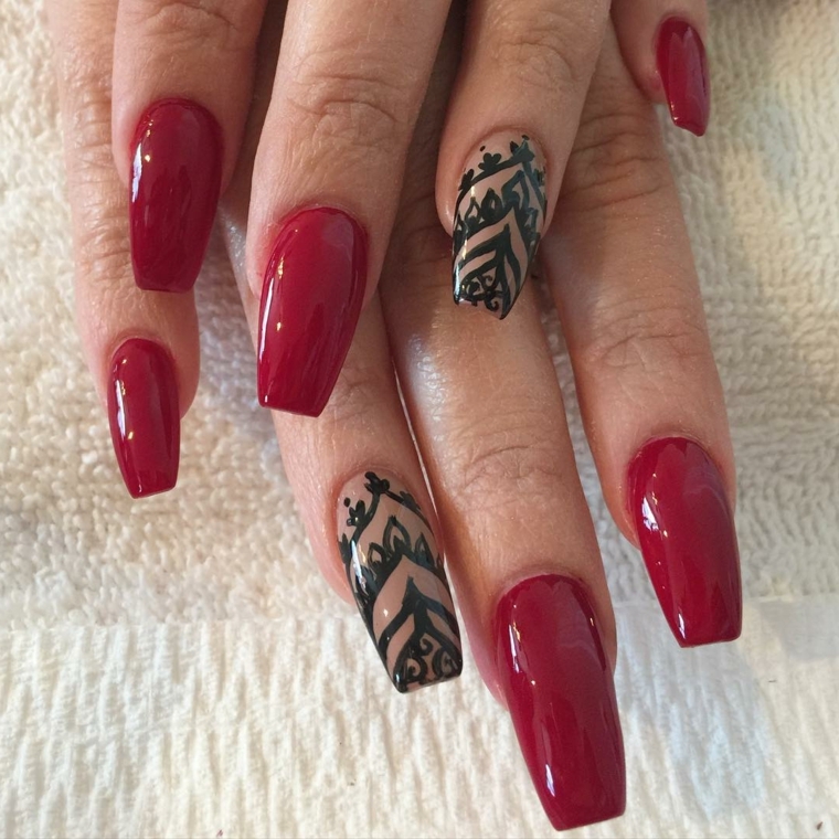 unghie rosse gel, una manicure realizzata su unghie lunghe con smalto tendente al bordeaux e anulare color carne con decorazioni nere