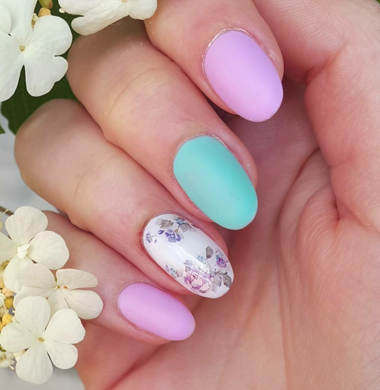 Unghie gel semplici, smalto di colore azzurro mat, disegni di fiori, accent nail floreale