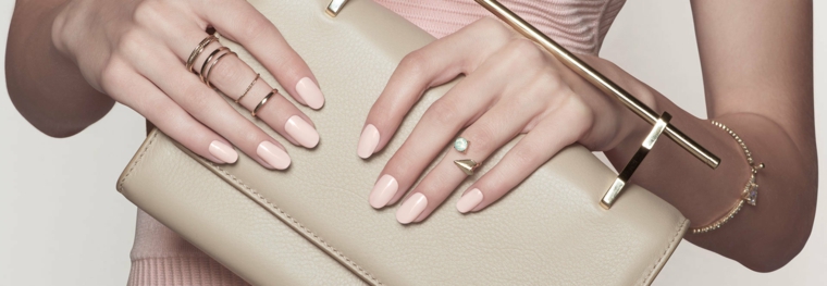 nail art di moda elegante e adatta a tutte le occasioni, anelli a fede su tutto il dito medio 