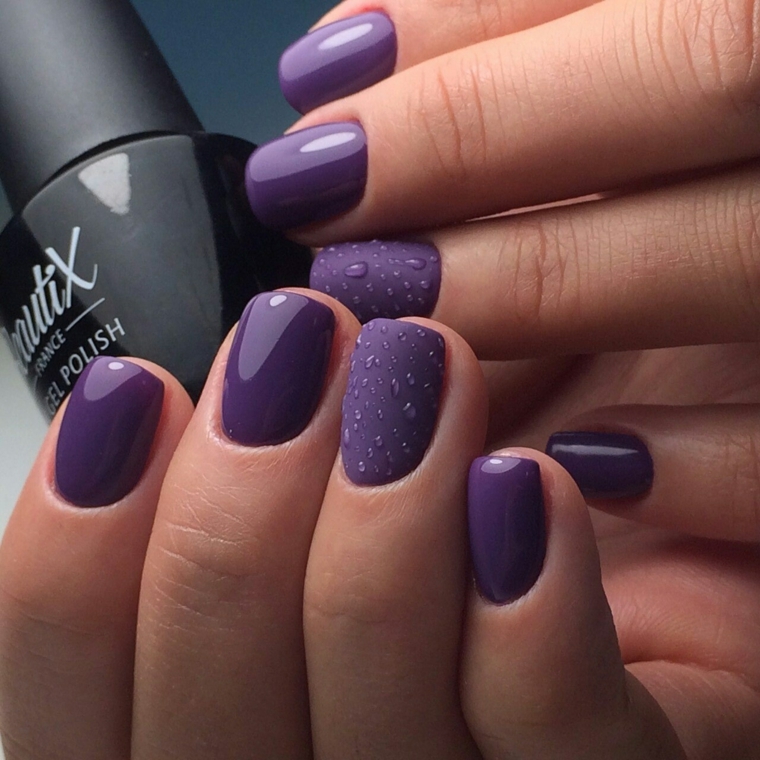 Unghie decorate effetto pioggia su una base viola mat, lunghezza media per una manicure pratica 