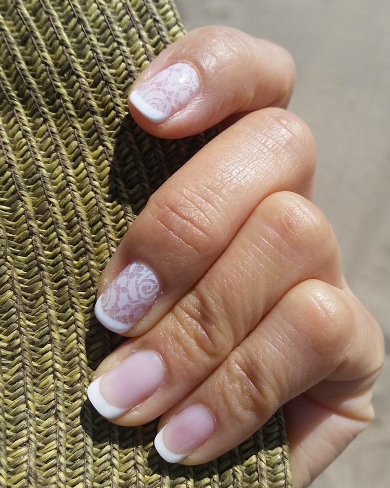 proposta per realizzare una french manicure tradizionale con il medio e l'indice decorati