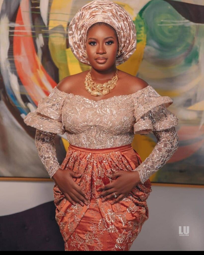 PHOTOS Nice-Looking Asoebi Fashion Styles For Classy Ladies (3)