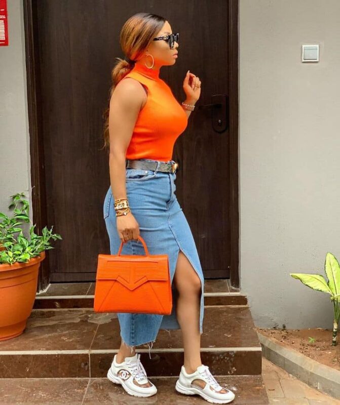 [GALLERY] – Daring Denim: Women’s Guide to Rocking the Slit Jeans Trend in 2025